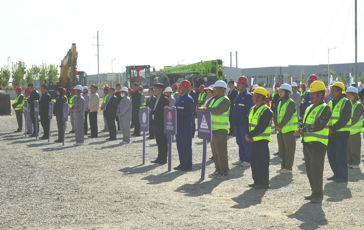 圖為參加開(kāi)工儀式的各單位代表列隊站立會(huì )場(chǎng)，周永忠攝_副本.JPG