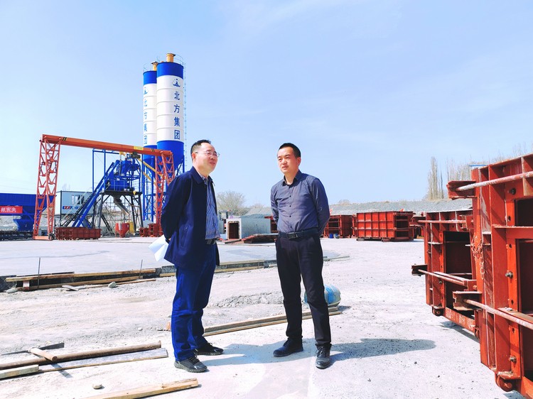 0414 ---（機械）--【抓進(jìn)度 鼓干勁】領(lǐng)導視察一線(xiàn)，心系施工進(jìn)度1_副本.jpg